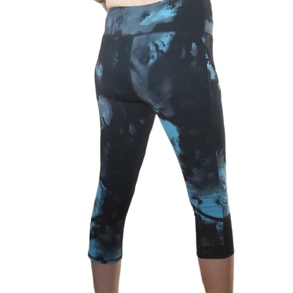 ALO Yoga whisper Capri legging - Picture 12 of 15